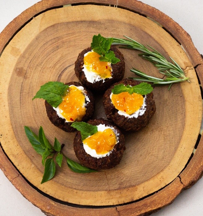 Quibe Manzil — 4 unidades do nosso quibe artesanal recheado com coalhada seca, coberto por geleia de damasco com pimenta.