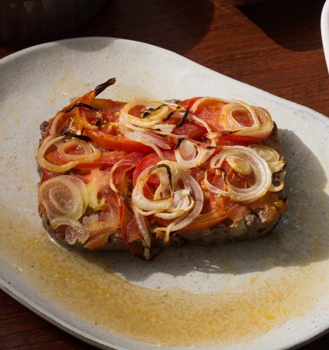Kafta na bandeja — 280 g de kafta assada com tomate, anéis de cebola e um caldo muito suculento.