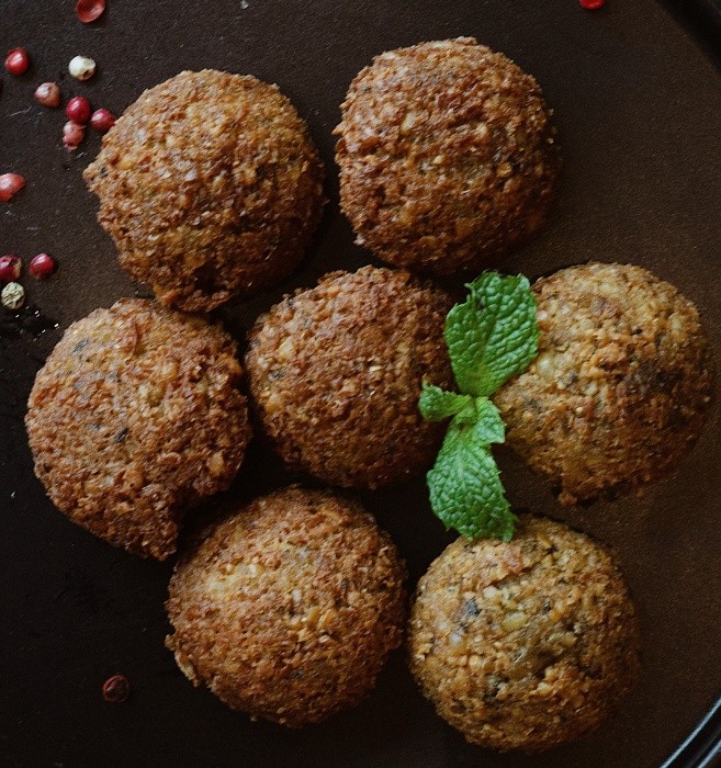 Falafel — 6 bolinhos crocantes de grão-de-bico com temperos árabes e coentro, servidos com molho de tahine.